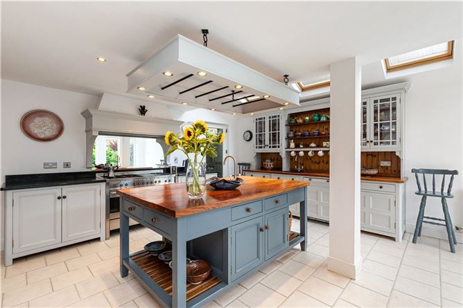 https://photos-a.propertyimages.ie/media/1/1/7/4956711/3be8d558-1bdc-440d-af9f-fd2814f3c6b6_l.jpg