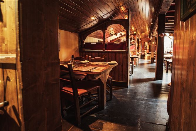 O'Malleys Bar & Restaurant, Bridge Street, Westport, Co. Mayo