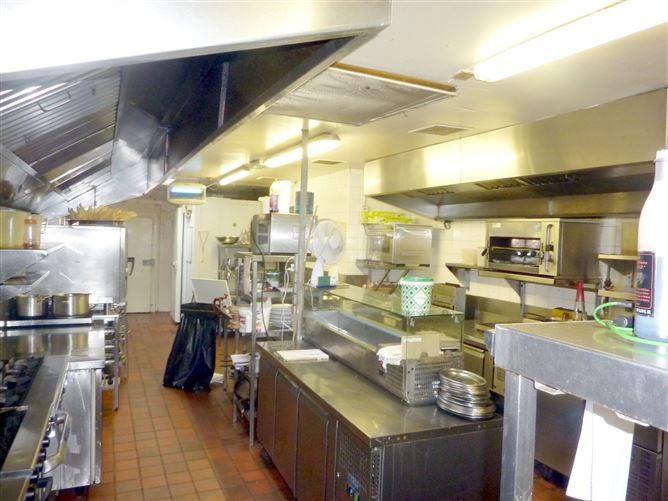 O'Malleys Bar & Restaurant, Bridge Street, Westport, Co. Mayo