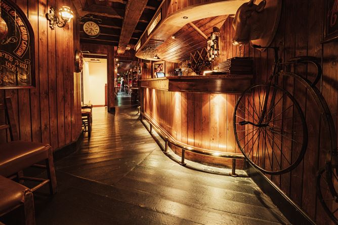 O'Malleys Bar & Restaurant, Bridge Street, Westport, Co. Mayo