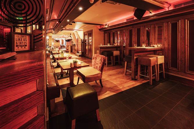O'Malleys Bar & Restaurant, Bridge Street, Westport, Co. Mayo