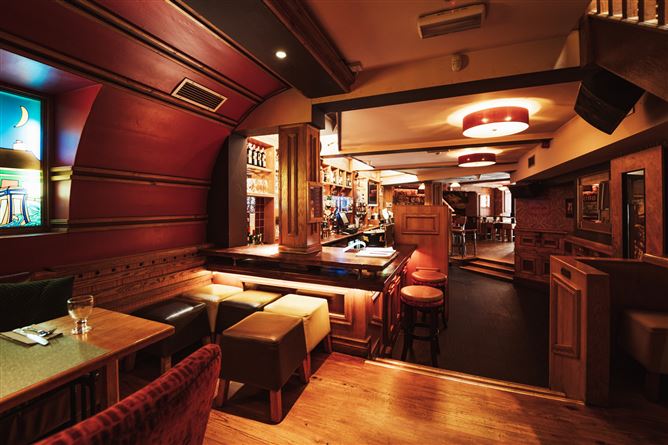 O'Malleys Bar & Restaurant, Bridge Street, Westport, Co. Mayo