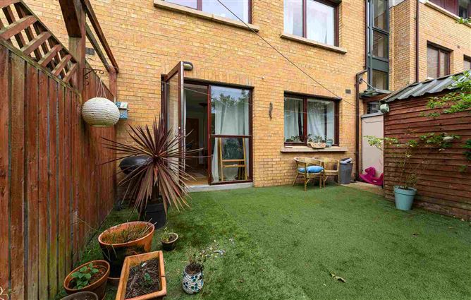 6 Castlegate Copse, Adamstown, Co. Dublin
