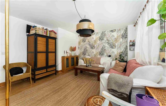 6 Castlegate Copse, Adamstown, Co. Dublin