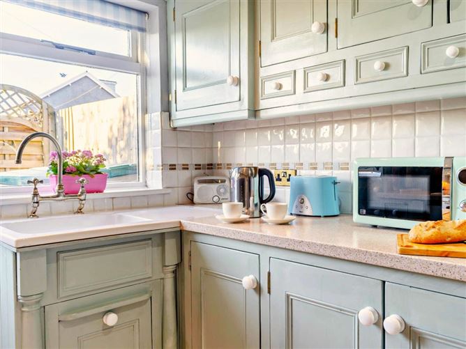 Cottage in South Wales, Vacation Rental in Bridgend, Wales, Bridgend