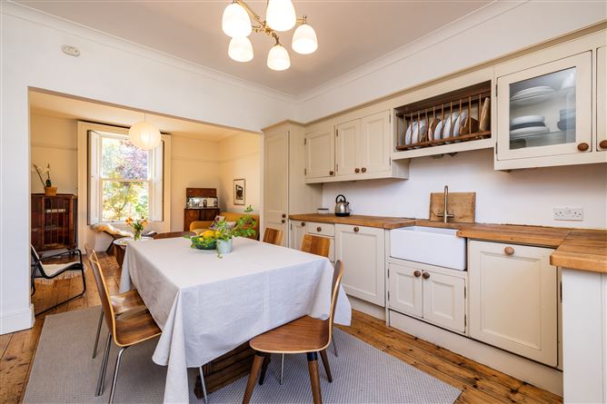https://photos-a.propertyimages.ie/media/1/1/9/4927911/a19ff42e-cd69-4579-9fe5-0643bb6c88b8_l.jpg