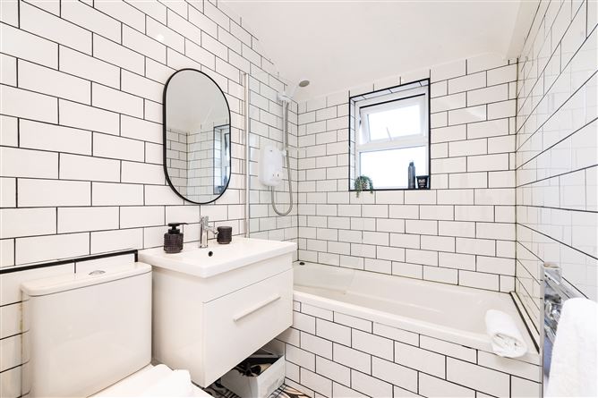 https://photos-a.propertyimages.ie/media/1/1/9/4927911/a19ff42e-cd69-4579-9fe5-0643bb6c88b8_l.jpg