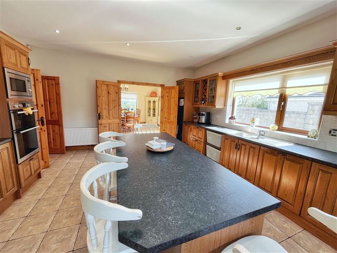 https://photos-a.propertyimages.ie/media/1/2/0/4922021/898e46d7-0bbc-47bd-88c9-43462a62dba3_l.jpg