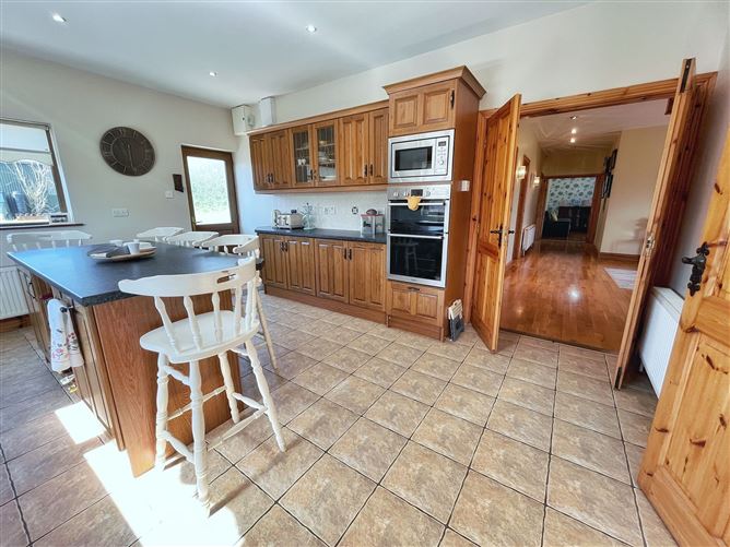 https://photos-a.propertyimages.ie/media/1/2/0/4922021/898e46d7-0bbc-47bd-88c9-43462a62dba3_l.jpg