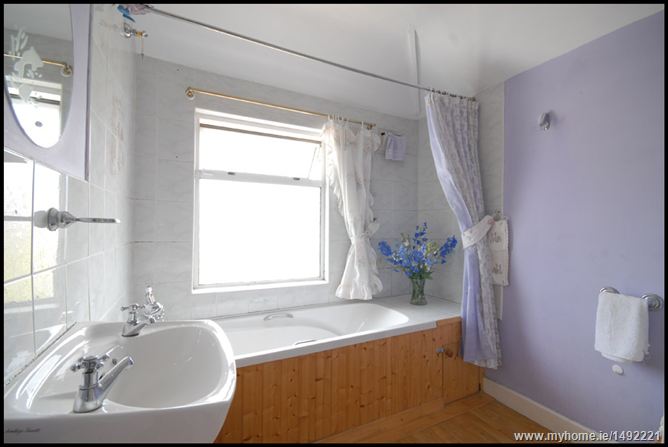 Photo 11 of 17 — 76 COLLINS AVENUE, Beaumont, Dublin 9