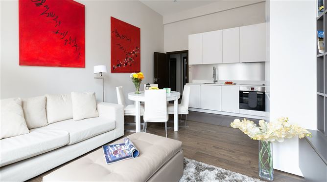 Holding Court,London,Greater London,United Kingdom