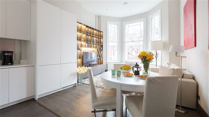 Holding Court,London,Greater London,United Kingdom