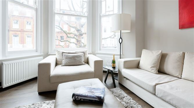 Holding Court,London,Greater London,United Kingdom
