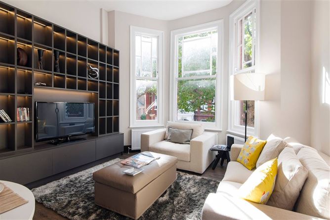 Holding Court,London,Greater London,United Kingdom
