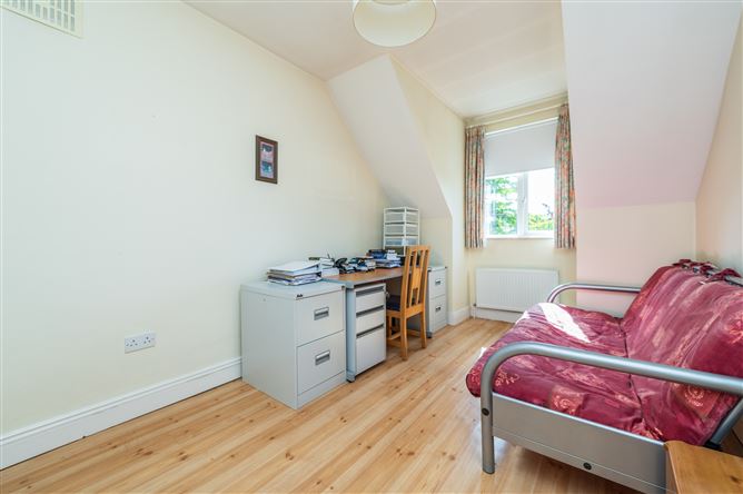 https://photos-a.propertyimages.ie/media/1/2/2/5003221/2b5263bb-1e75-4dfd-aa9f-b16e52139c39_l.jpg