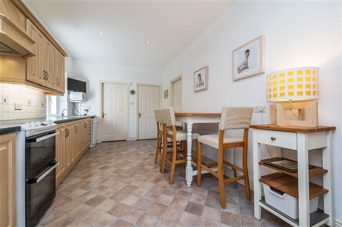 https://photos-a.propertyimages.ie/media/1/2/2/5003221/2b5263bb-1e75-4dfd-aa9f-b16e52139c39_l.jpg