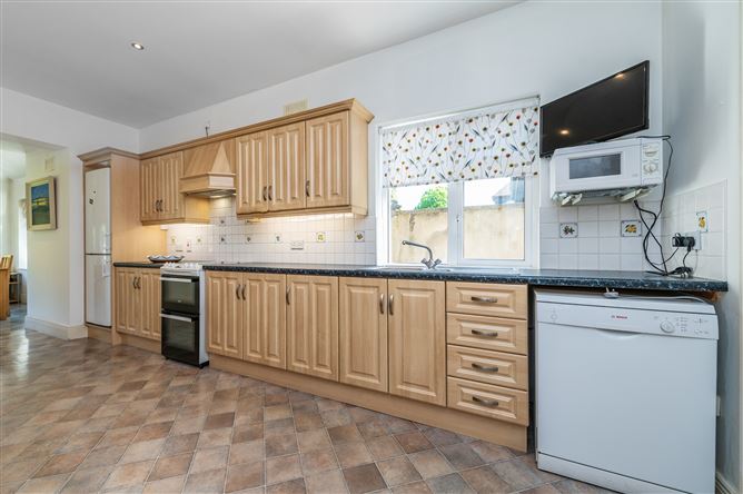 https://photos-a.propertyimages.ie/media/1/2/2/5003221/2b5263bb-1e75-4dfd-aa9f-b16e52139c39_l.jpg