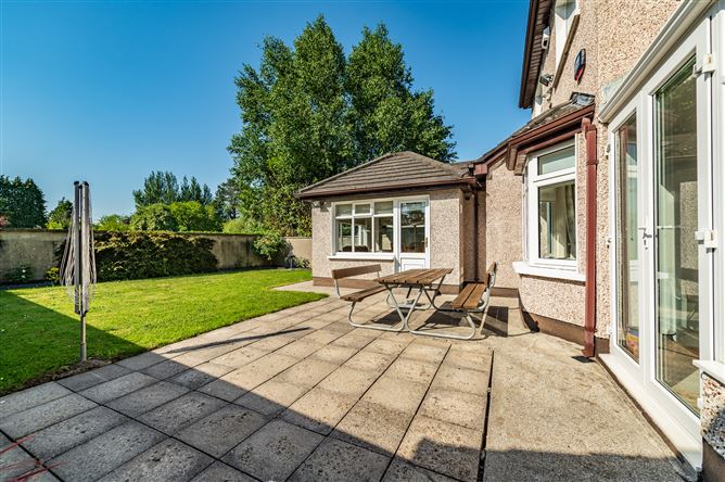 https://photos-a.propertyimages.ie/media/1/2/2/5003221/2b5263bb-1e75-4dfd-aa9f-b16e52139c39_l.jpg