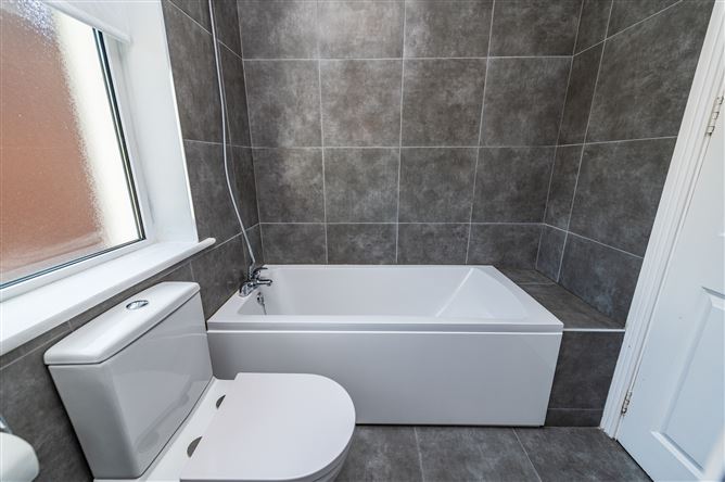 https://photos-a.propertyimages.ie/media/1/2/2/5003221/2b5263bb-1e75-4dfd-aa9f-b16e52139c39_l.jpg