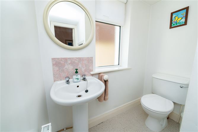 https://photos-a.propertyimages.ie/media/1/2/2/5003221/2b5263bb-1e75-4dfd-aa9f-b16e52139c39_l.jpg