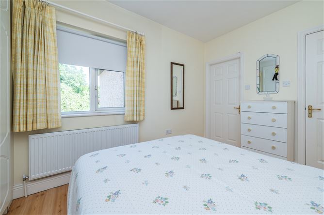 https://photos-a.propertyimages.ie/media/1/2/2/5003221/2b5263bb-1e75-4dfd-aa9f-b16e52139c39_l.jpg