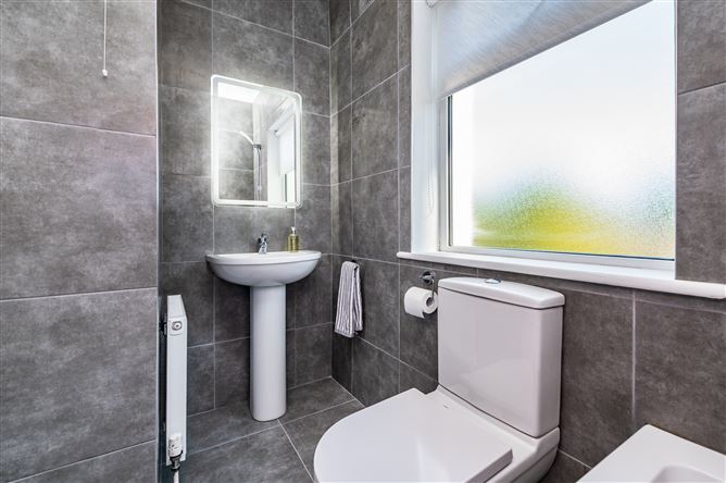 https://photos-a.propertyimages.ie/media/1/2/2/5003221/2b5263bb-1e75-4dfd-aa9f-b16e52139c39_l.jpg