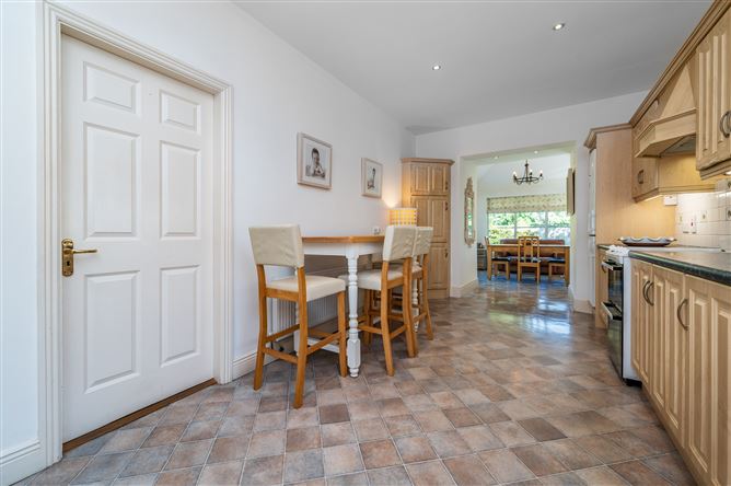 https://photos-a.propertyimages.ie/media/1/2/2/5003221/2b5263bb-1e75-4dfd-aa9f-b16e52139c39_l.jpg