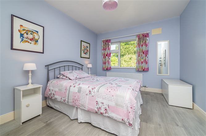 https://photos-a.propertyimages.ie/media/1/2/2/5003221/2b5263bb-1e75-4dfd-aa9f-b16e52139c39_l.jpg