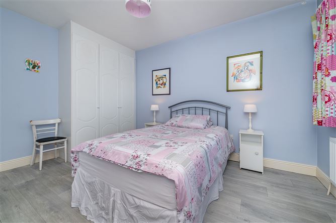 https://photos-a.propertyimages.ie/media/1/2/2/5003221/2b5263bb-1e75-4dfd-aa9f-b16e52139c39_l.jpg