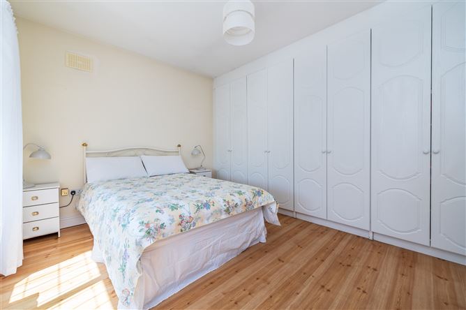 https://photos-a.propertyimages.ie/media/1/2/2/5003221/2b5263bb-1e75-4dfd-aa9f-b16e52139c39_l.jpg