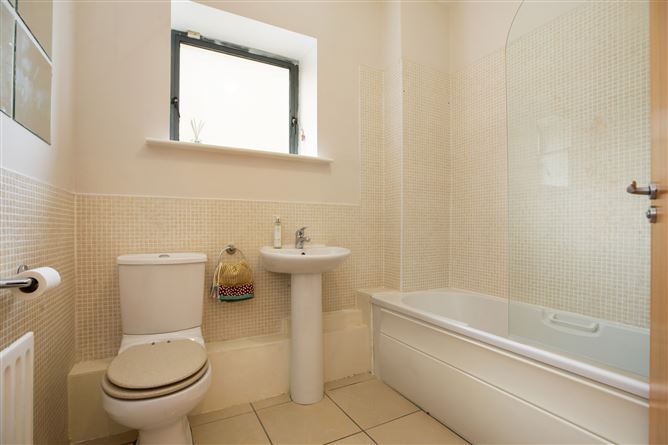 41 The Oval, Tullyvale, Cabinteely, Dublin 18