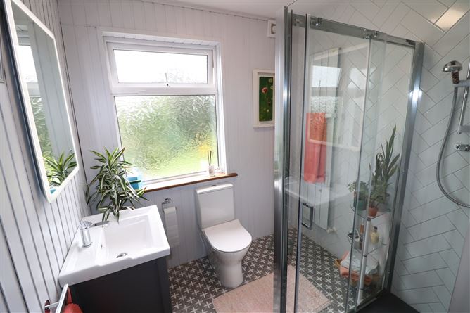 https://photos-a.propertyimages.ie/media/1/2/6/4949621/87738f5c-06e2-4ae3-9f17-f8096c9a9dfe_l.jpg