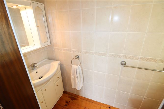 https://photos-a.propertyimages.ie/media/1/2/6/4949621/87738f5c-06e2-4ae3-9f17-f8096c9a9dfe_l.jpg