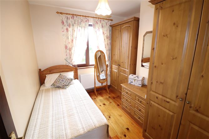 https://photos-a.propertyimages.ie/media/1/2/6/4949621/87738f5c-06e2-4ae3-9f17-f8096c9a9dfe_l.jpg