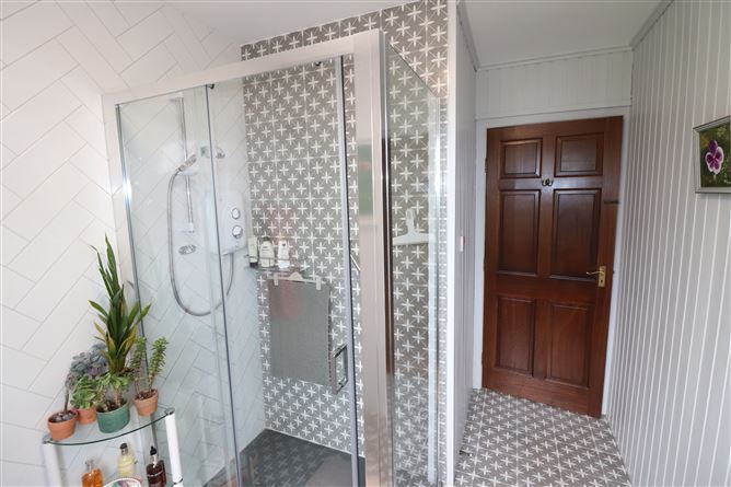 https://photos-a.propertyimages.ie/media/1/2/6/4949621/87738f5c-06e2-4ae3-9f17-f8096c9a9dfe_l.jpg