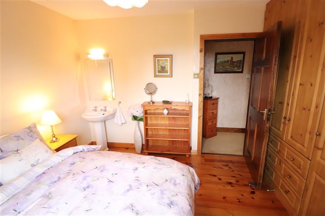 https://photos-a.propertyimages.ie/media/1/2/6/4949621/87738f5c-06e2-4ae3-9f17-f8096c9a9dfe_l.jpg