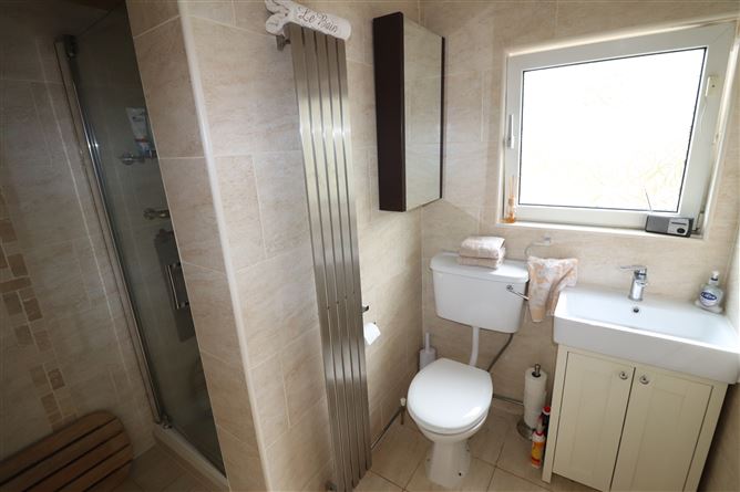 https://photos-a.propertyimages.ie/media/1/2/6/4949621/87738f5c-06e2-4ae3-9f17-f8096c9a9dfe_l.jpg