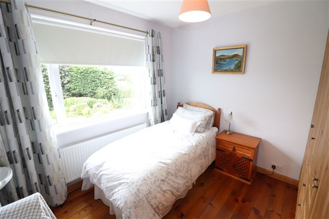 https://photos-a.propertyimages.ie/media/1/2/6/4949621/87738f5c-06e2-4ae3-9f17-f8096c9a9dfe_l.jpg