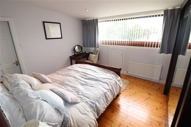 https://photos-a.propertyimages.ie/media/1/2/6/4949621/87738f5c-06e2-4ae3-9f17-f8096c9a9dfe_l.jpg