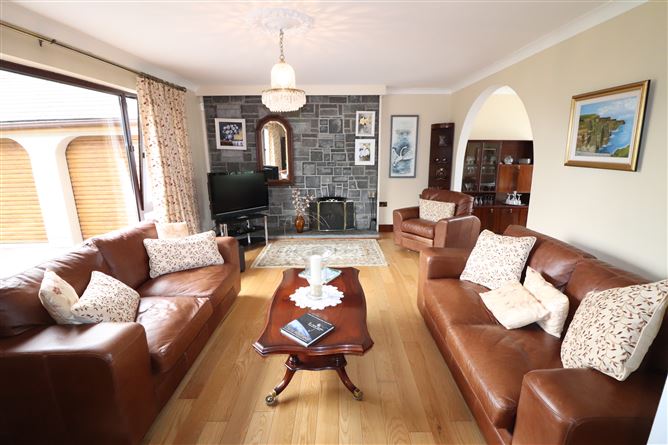 https://photos-a.propertyimages.ie/media/1/2/6/4949621/87738f5c-06e2-4ae3-9f17-f8096c9a9dfe_l.jpg