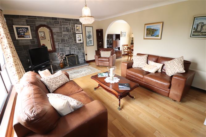 https://photos-a.propertyimages.ie/media/1/2/6/4949621/87738f5c-06e2-4ae3-9f17-f8096c9a9dfe_l.jpg