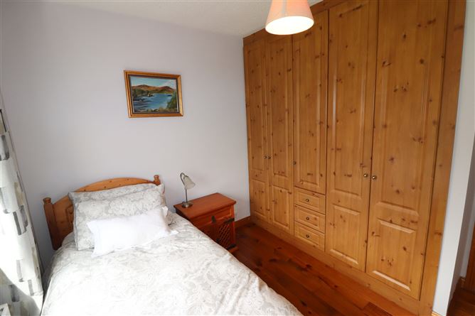 https://photos-a.propertyimages.ie/media/1/2/6/4949621/87738f5c-06e2-4ae3-9f17-f8096c9a9dfe_l.jpg