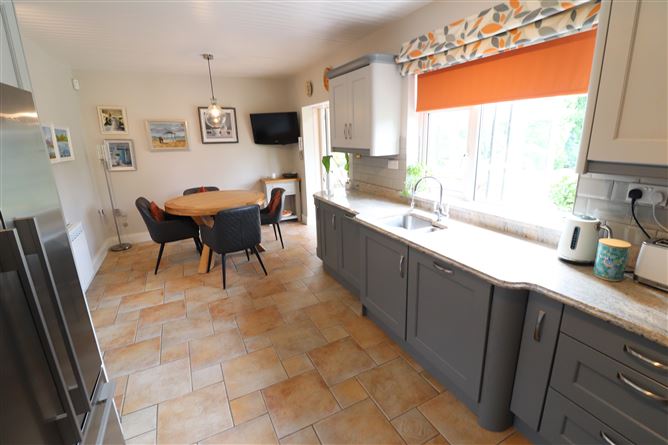 https://photos-a.propertyimages.ie/media/1/2/6/4949621/87738f5c-06e2-4ae3-9f17-f8096c9a9dfe_l.jpg