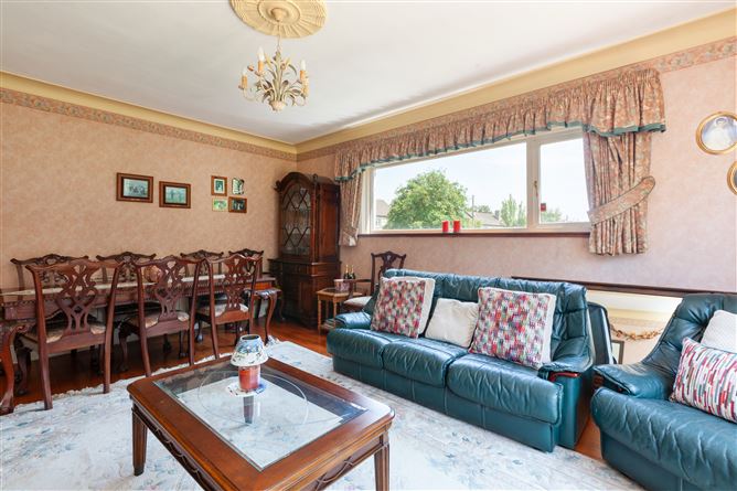https://photos-a.propertyimages.ie/media/1/2/8/4940821/b853b87c-867c-4bdd-8dbc-5add3c7d9ce6_l.jpg