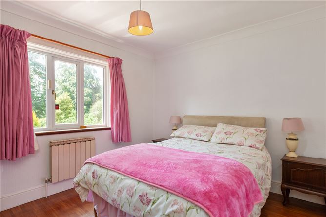 https://photos-a.propertyimages.ie/media/1/2/8/4940821/b853b87c-867c-4bdd-8dbc-5add3c7d9ce6_l.jpg