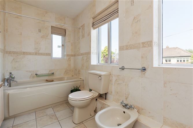 https://photos-a.propertyimages.ie/media/1/2/8/4940821/b853b87c-867c-4bdd-8dbc-5add3c7d9ce6_l.jpg