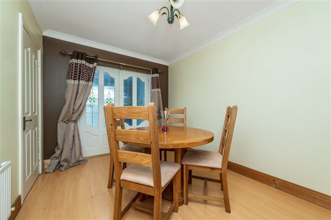 https://photos-a.propertyimages.ie/media/1/3/3/5017331/7a8ab6fb-673d-4f26-9379-de3f2a5f2234_l.jpg