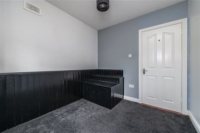 https://photos-a.propertyimages.ie/media/1/3/3/5017331/7a8ab6fb-673d-4f26-9379-de3f2a5f2234_l.jpg