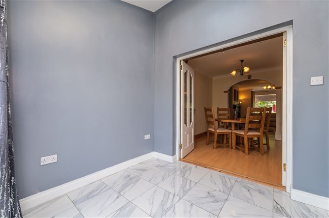 https://photos-a.propertyimages.ie/media/1/3/3/5017331/7a8ab6fb-673d-4f26-9379-de3f2a5f2234_l.jpg