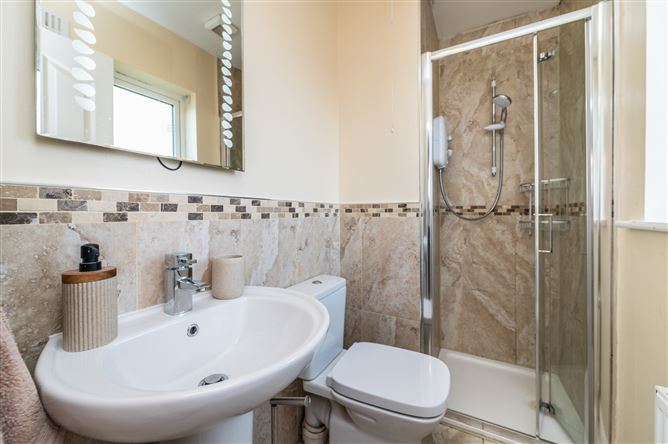 https://photos-a.propertyimages.ie/media/1/3/3/5017331/7a8ab6fb-673d-4f26-9379-de3f2a5f2234_l.jpg